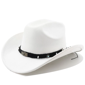 Détail d'un chapeau de cowboy blanc avec bandeau tressé ethnique et pierres turquoise