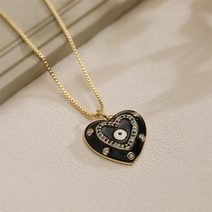 Collier doré avec pendentif cœur en émail noir, motif œil et pierres multicolores