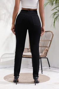 Vue arrière du jean slim noir à taille haute pour femme montrant l'effet liftant