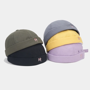 Grupo de gorros docker de algodón en cinco colores con detalle de bordado lit en rojo