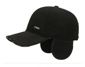 Detailansicht der Winter-Basecap mit Ohrenschutz, CHINA-Stickerei und SPORT-Schirm-Design