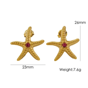Détails des boucles d'oreilles étoile de mer avec pierre rouge et finition or 14K