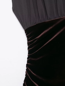Vue macro de tissu mat noir et de velours marron avec un design plissé élégant