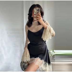 Vestido ajustado negro sexy con top de encaje beige y elegantes mangas de campana