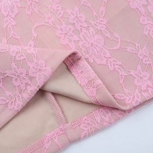 Detalle del vestido de encaje rosa que muestra la malla delicada y la costura remallada