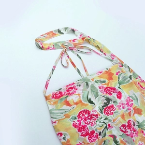 Nahaufnahme der Träger-Details eines bunten Neckholder-Tops mit Blumenmuster