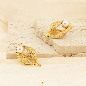 Boucles d'oreilles dorées vintage avec perles et texture martelée sur pierre beige