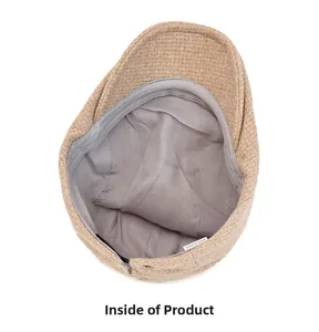 Détail de l'intérieur d'une casquette en tweed montrant la doublure et l'étiquette