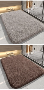 Détail de tapis de bain épais gris et marron montrant une texture pelucheuse douce
