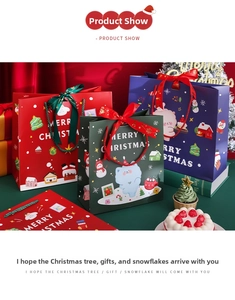 Vue détaillée de sacs cadeaux de Noël colorés avec motifs d'ours et nœuds ruban