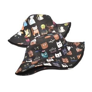 Vue détaillée du bob noir réversible avec des motifs de chats de dessin animé colorés