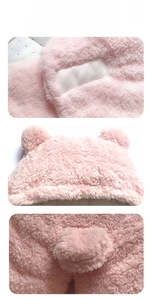 Gros plan détaillé du tissu polaire corail rose épais avec oreilles d'ours 3D sur la capuche