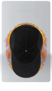 Vista interna di un caldo cappello invernale con fodera in pile nero per trattenere calore