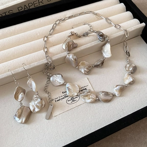 Dettaglio set gioielli in madreperla con catene a graffetta argento e chiusure a levetta OT