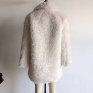 Vista posteriore di un cappotto in ecopelliccia rosa chiaro a maniche lunghe con texture morbida