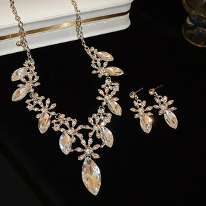 Macro de l'ensemble collier et boucles d'oreilles argenté avec cristaux de larme