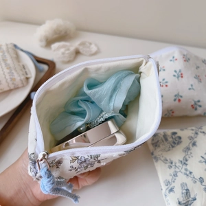 Detail der floralen Baumwolltasche innen mit Reißverschluss und blauem Zieher