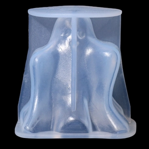 Détail d'un moule en silicone translucide au design de casque de Dark Vador précis