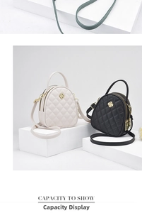 Vue détaillée de mini sacs matelassés en noir et beige avec boucle trèfle dorée chic