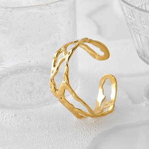 Bracciale rigido dorato regolabile con design irregolare effetto metallo liquido