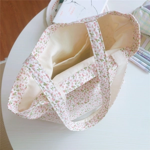 Innenansicht mit Innentasche und Blumenmuster einer Stofftasche aus Segeltuch