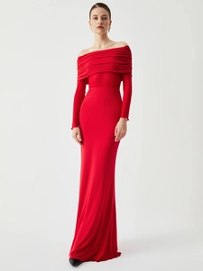 Élégante robe longue rouge à épaules dénudées et manches longues avec texture froncée