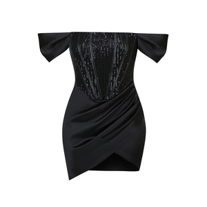 Robe moulante noire à épaules dénudées avec paillettes et détails froncés en satin