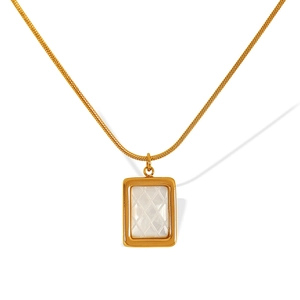 Collier double couche doré minimaliste avec un pendentif rectangulaire en nacre