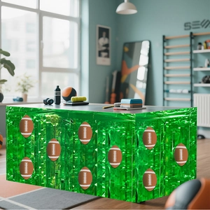 Falda de mesa con flecos verdes y recortes de fútbol americano para decoración de fiesta