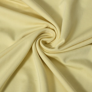 Dettaglio del tessuto a maglia a coste fini giallo pallido con texture morbida