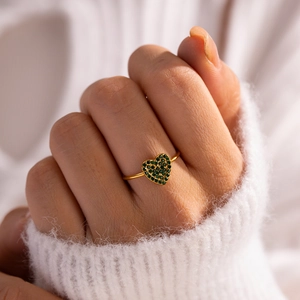 Anello in acciaio inossidabile placcato oro 18K con zirconi verdi indossato da una modella