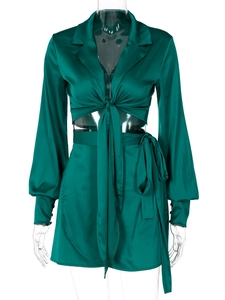 Détail de l'ensemble deux pièces en satin vert émeraude avec haut noué et jupe fendue