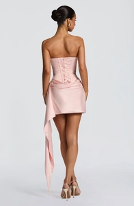 Vue détaillée du dos de la mini robe en satin rose avec laçage corset et ruban fluide
