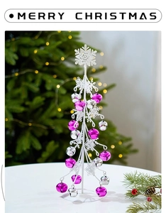 Nahaufnahme des weißen Metall-Weihnachtsbaums mit lila Glocken und Schneeflocke
