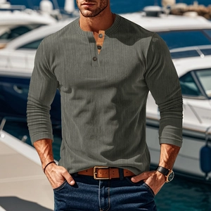 Körpernahes Herren Langarm-Henley-Shirt aus grauem Rippstrick mit drei Knöpfen