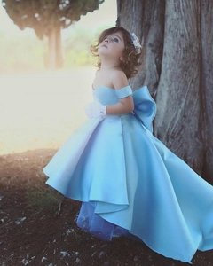Robe de demoiselle d'honneur bleu clair avec grande boucle arrière et jupe asymétrique