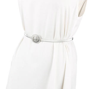 Détail de la ceinture chaîne argentée élastique avec boucle ronde sertie de strass