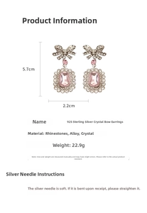 Vue macro de boucles d'oreilles nœud en argent 925 avec cristal rose et strass