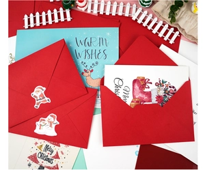 Vue détaillée des enveloppes rouges et des cartes de vœux de Noël aux motifs festifs