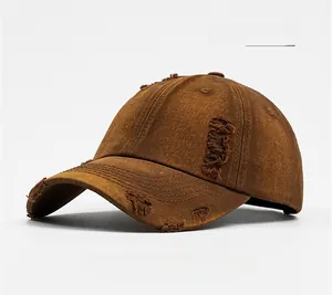 Détails d'une casquette en denim délavé orange avec des effets d'usure et déchirures rétro