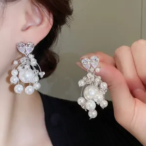 Orecchini Pendenti A Cuore Con Zirconi E Nappine Di Künstliche Perle Imitazione Con Perno In Argento Sterling 925 Per Donna