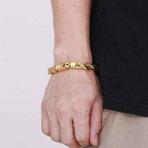 Dettaglio di un bracciale da uomo a catena a corda dorata con chiusura a scatto