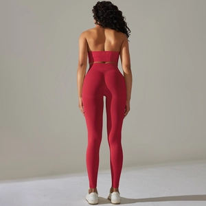 Vue arrière détaillée d'un ensemble de yoga côtelé rouge sans couture avec legging et brassière
