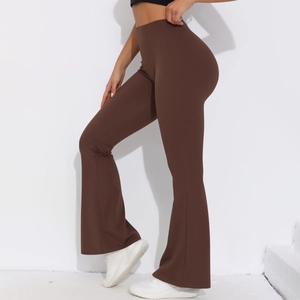 Seitenansicht der dunkelbraunen Flare-Yoga-Hose mit hoher Taille und Formungseffekt