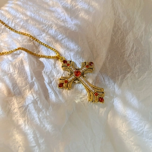 Collier vintage français à pendentif croix dorée avec pierres rouges et cristaux