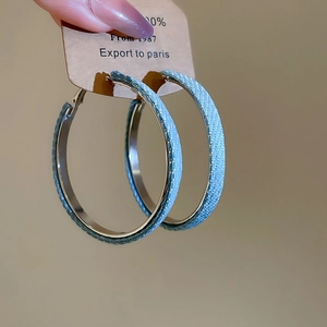 Minimalistische hellblaue Denim-Creolen mit goldener Innenseite aus Metall