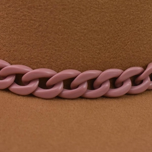 Chapeau fedora en feutre marron avec un ruban décoratif à gros maillons rose