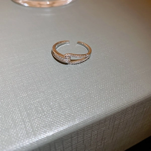 Vue détaillée d'une bague vintage argentée avec sertissage de diamants entrelacés