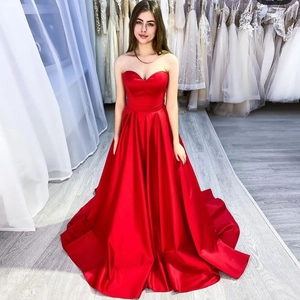 Robe de soirée élégante en satin rouge bustier avec décolleté en cœur et coupe ligne A