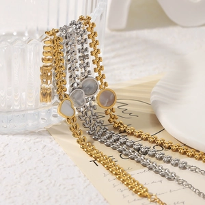 Bracciale in acciaio inossidabile placcato oro 18k con ciondoli a cuore in madreperla